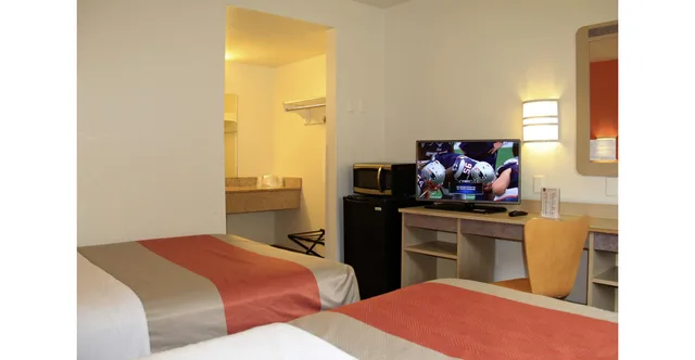 2 Queen Beds - Suite, Non-Smoking, Micfridge، Motel6 Enfield, CT - Hartford 3/4
