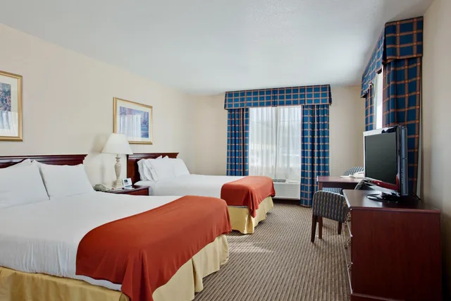غرفة قياسية بسريرين كوين، Holiday Inn Express Hotel And Suites Jackson Dining 1/2