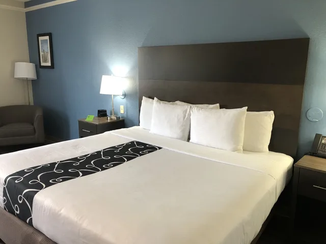 غرفة ديلوكس بسرير كينج لذوي الإعاقة، La Quinta by Wyndham PCB Coastal Palms 3/6