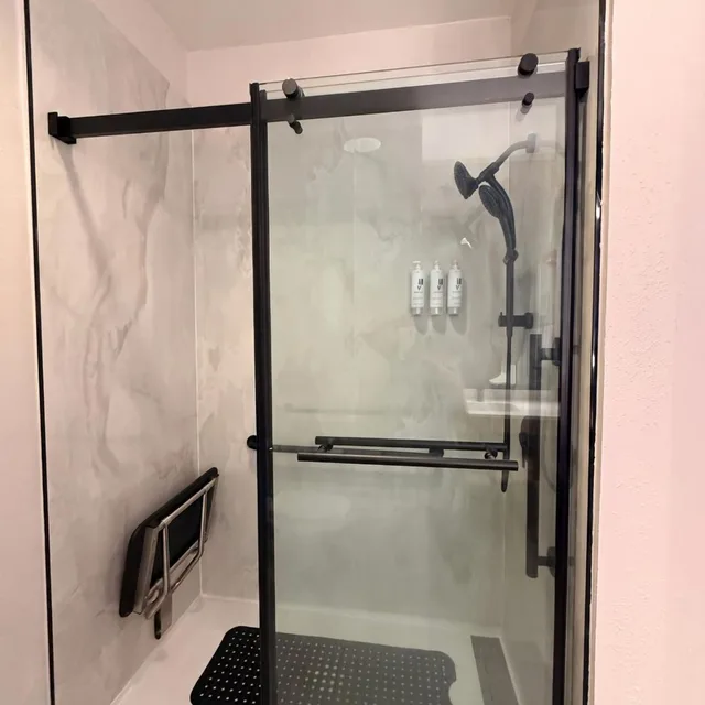 غرفة بسرير كينج وسريرين كوين لذوي الإعاقة، Country Inn Suites By Radisson Lima Oh 4/4
