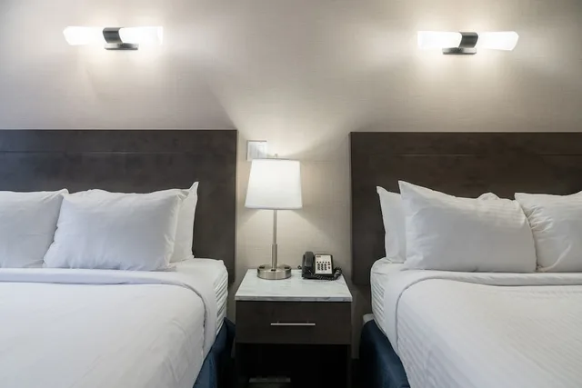 غرفة قياسية بسريرين كوين، Red Carpet Inn Banff Hotel 3/5