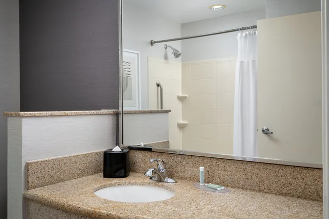 غرفة بسريرين كوين، Courtyard by Marriott Kingston 3/6