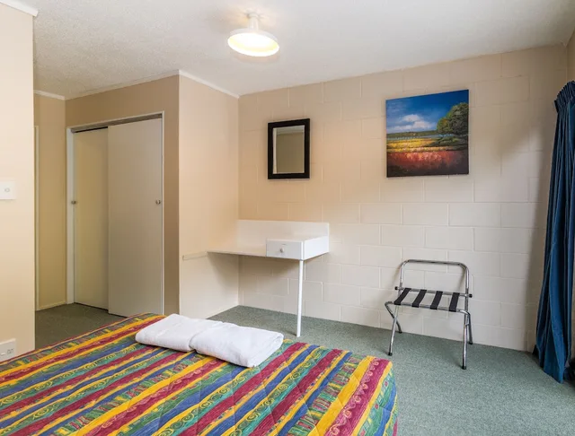 شقة بسرير كوين وسرير فردي بغرفة نوم واحدة مع أريكة، Judges Pool Motel 8/10