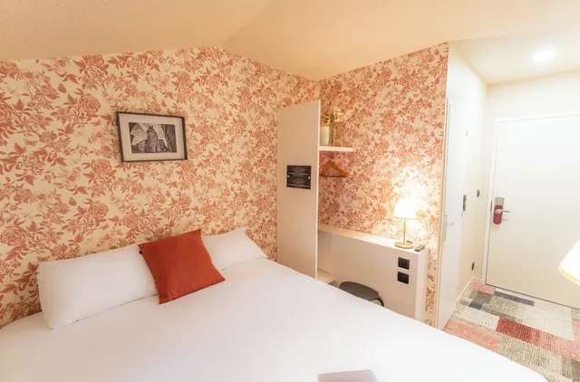Petite, Queen Bed، HOTEL DU THEATRE 2/10