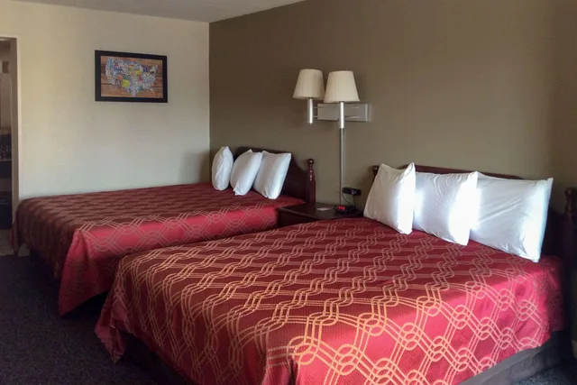 غرفة رباعية بسريرين كوين، Econo Lodge Cortland Downtown NY 5/5