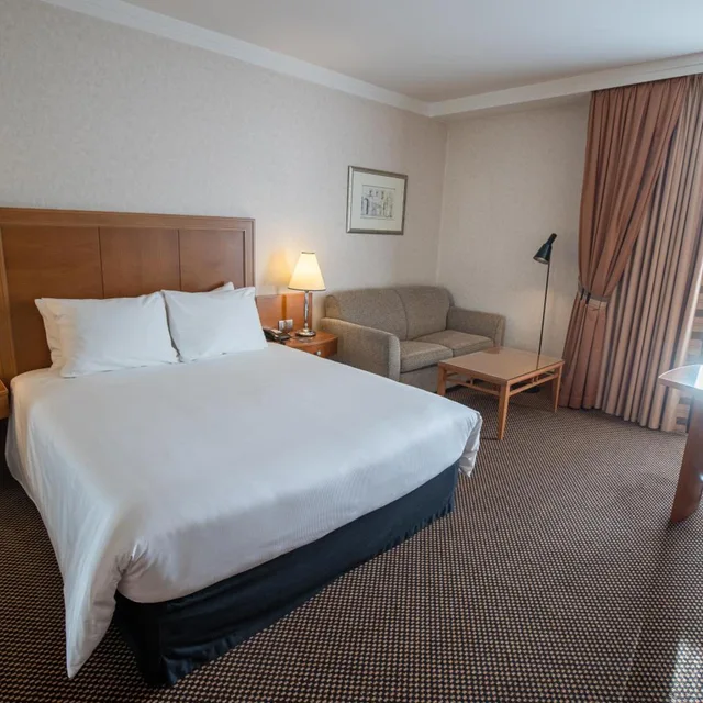 غرفة بريميوم بسرير كينج وسرير كوين، Crowne Plaza Brussels Airport 1/6
