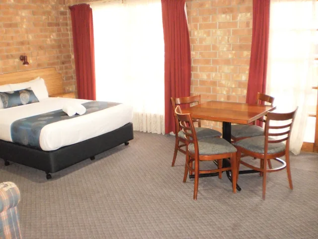Downstairs, Deluxe, Family, Queen and Twin Beds، Motel Goolwa 2/3