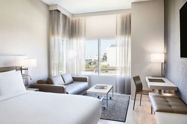 غرفة ركنية بسرير كينج بإطلالة على المدينة مع أريكة، AC Hotel by Marriott Los Angeles South Bay 4/5