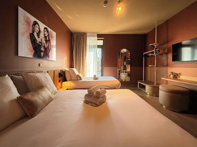 Room, Triple, 1 Double and 1 Single Bed, De Pijp Boutique Hotel 2/10