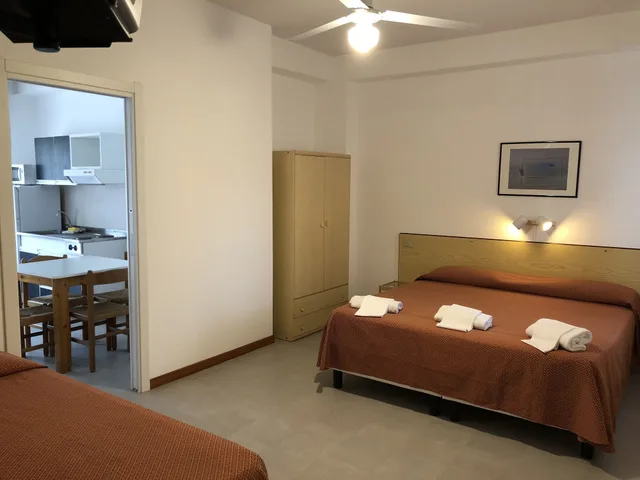 شقة كومفورت بسرير كوين بإطلالة على الحديقة بغرفة نوم واحدة مع أريكة في الطابق الأرضي، Residence Villa Giardini 3/6