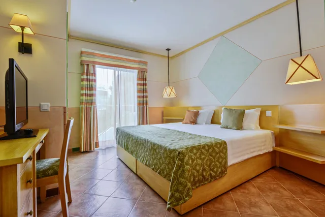 شقة بسريرين منفصلين بغرفتي نوم مع أريكة، Grande Real Santa Eulalia Resort & Hotel Spa 2/5