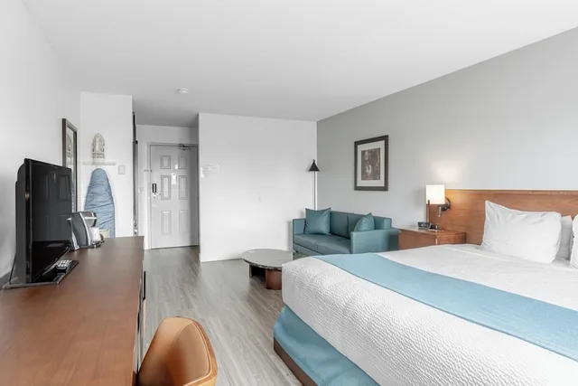 غرفة بزنس بسرير كينج، Ramada By Wyndham Surrey/Langley 1/5