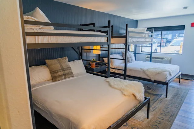 Catwalk, 2 Queen and Twin Beds، Gravity Haus Winter Park 1/5
