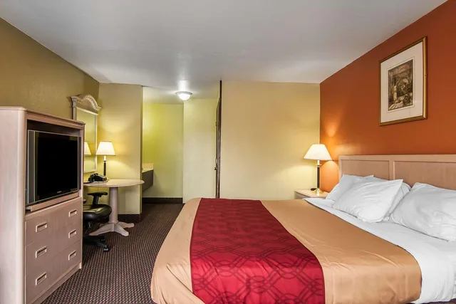 غرفة بسرير كينج، Rodeway Inn Willamette River 1/6