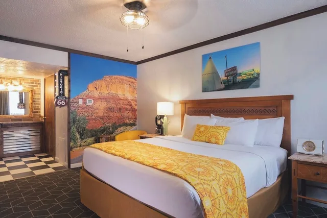 غرفة قياسية بسرير كينج في الملحق، El Rancho Hotel 1/3