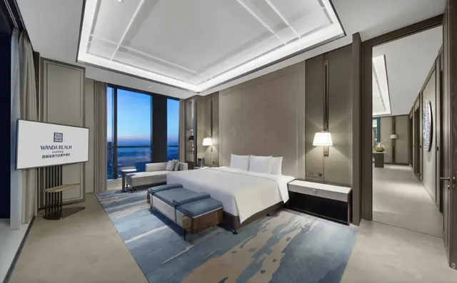 Deluxe, Executive, King Bed, Wanda Realm Kunming 1/2