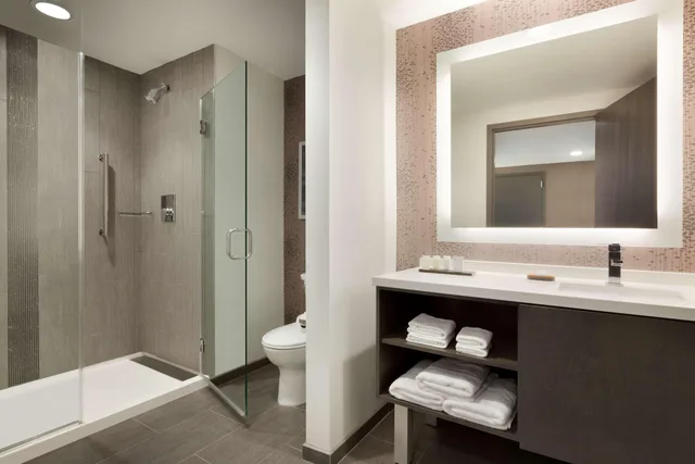 استوديو بسرير كينج، Embassy Suites By Hilton Charlotte Uptown 2/2