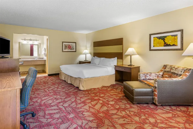 غرفة كبيرة بسرير كينج بإطلالة على الفناء، Best Western Pine Springs Inn 3/4