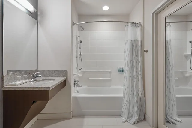 غرفة بسريرين كوين بحوض استحمام في طابق مرتفع لذوي الإعاقة، Courtyard Marriott City Center 4/4
