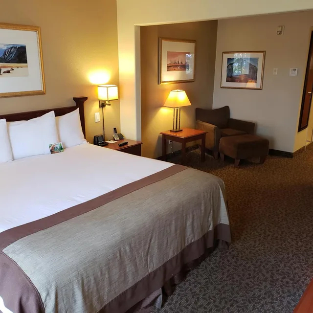 غرفة بسرير كينج وسرير كوين لذوي الإعاقة، Wingate by Wyndham Edmonton West 2/8