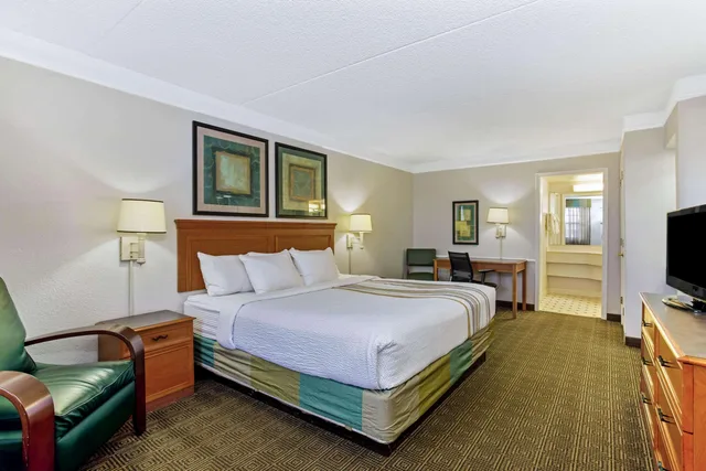 غرفة بسرير مزدوج، Ramada by Wyndham Westminster Denver 2/3