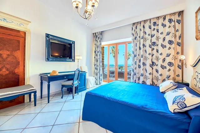 غرفة ديلوكس بسرير كوين وسرير فردي بإطلالة على البحر بغرفة نوم واحدة، Villa Sirio Hotel 1/6
