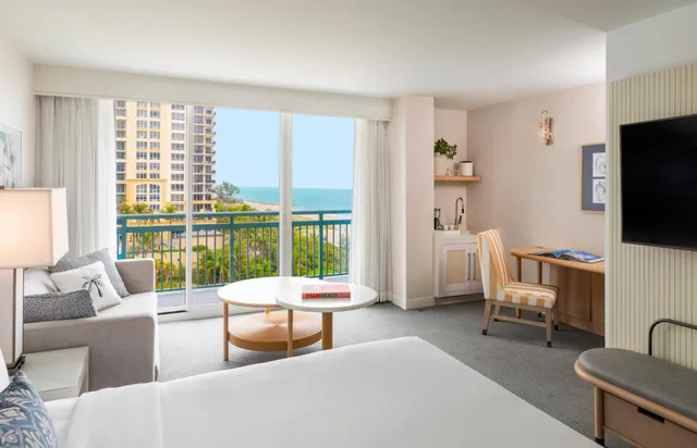 جناح جونيور بسرير كينج بإطلالة على البحر مع أريكة لذوي الإعاقة، The Singer Oceanfront Resort, Curio Collection by Hilton 1/2