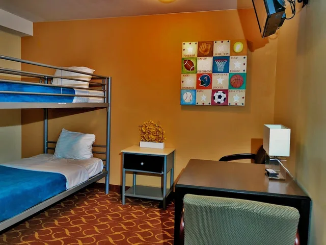 جناح عائلي بسرير كينج وسريرين منفصلين، Lux Hotel and Spa, Trademark Collection by Wyndham 1/2