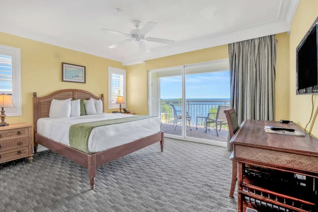 غرفة بسرير كينج بإطلالة على البحر بشرفة، Dove Creek Resort & Marina, Trademark Collection by Wyndham 1/2