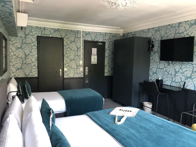 غرفة ديلوكس ثلاثية بسرير مزدوج وسرير فردي، Hotel Avama Prony 6/8