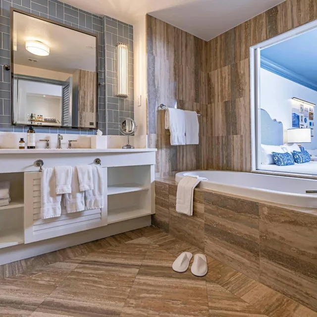 Room, King Bed, Pool View, Balcony, The Seagate Hotel Spa 4/5