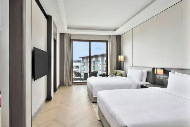 غرفة سيغنتشر بسريرين كوين بشرفة، JW Marriott Bengaluru Prestige Golfshire Resort & Spa 1/5