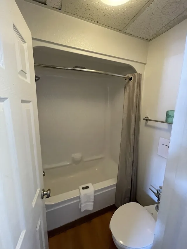 Room, Double Bed, Travelodge by Wyndham Brattleboro VT 5/6