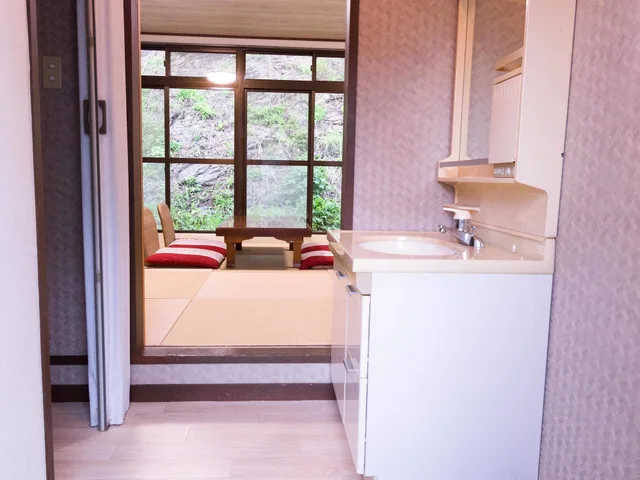 غرفة يابانية بفرشتي فوتون في الملحق، Hotel Caretta Amami 1/1
