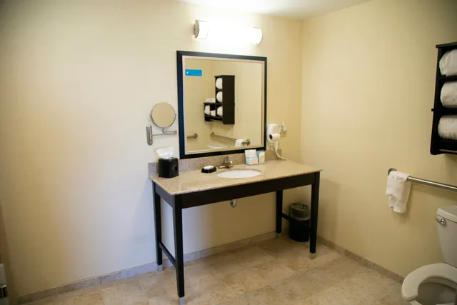 استوديو بسرير كينج لذوي الإعاقة، Hampton Inn and Suites Sharon 4/4