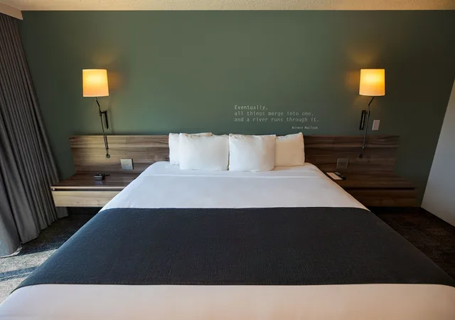 Room, Single, King Bed, Riverside، Ruby River Hotel 1/3