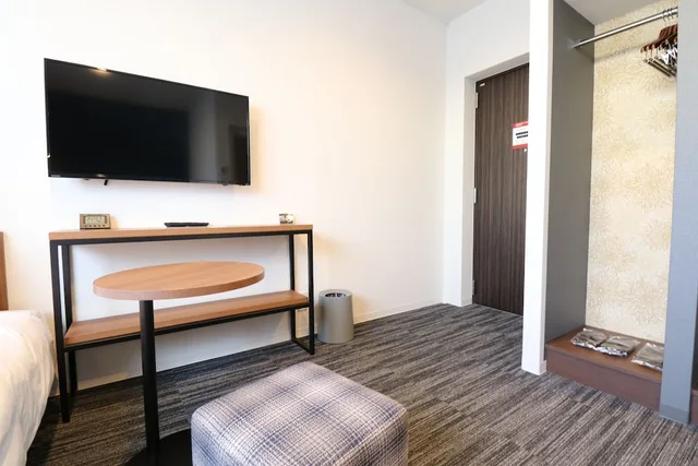غرفة بسريرين منفصلين مع أريكة، M's Hotel Nijojo Oike 4/6