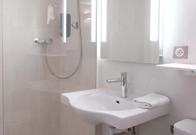 غرفة قياسية بسريرين منفصلين، B&B HOTEL Louveciennes 2/2