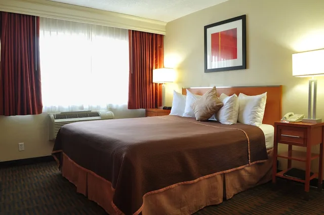 غرفة بزنس بسرير كينج مع أريكة، Howard Johnson By Wyndham San Diego Sea World 4/8