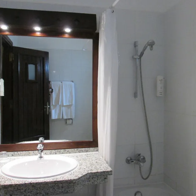 غرفة قياسية بسرير مزدوج بإطلالة على الحديقة، Arabella Azur Resort 3/6