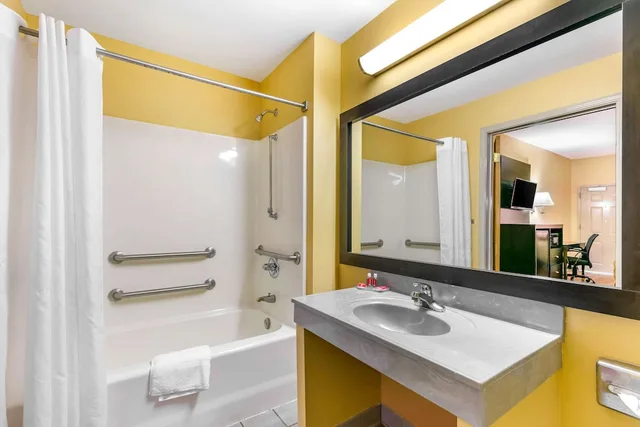 غرفة بسرير كينج لذوي الإعاقة، Econo Lodge Northport near University 4/4