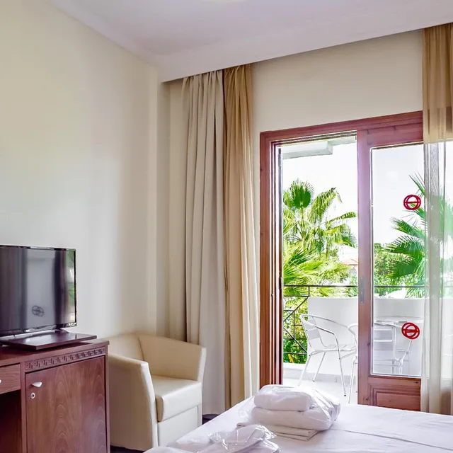 غرفة بسريرين منفصلين بإطلالة على المسبح، Tresor Hotel (ex Hanioti Palace) 4/8