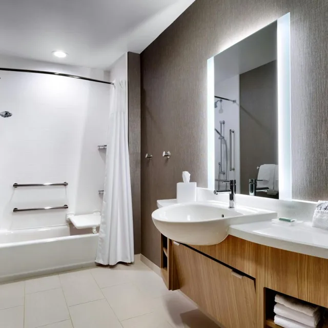 جناح بسرير كينج مع سرير سحّاب إضافي مع أريكة لذوي الإعاقة، SpringHill Suites by Marriott Cottonwood 6/7
