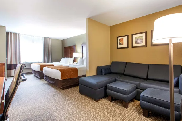 غرفة قياسية بسريرين كوين مع أريكة، Comfort Suites Johnson Creek Conference Center 5/8