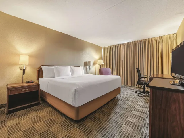 غرفة بسرير كينج لذوي الإعاقة، Ramada by Wyndham Fairfield NJ 2/4