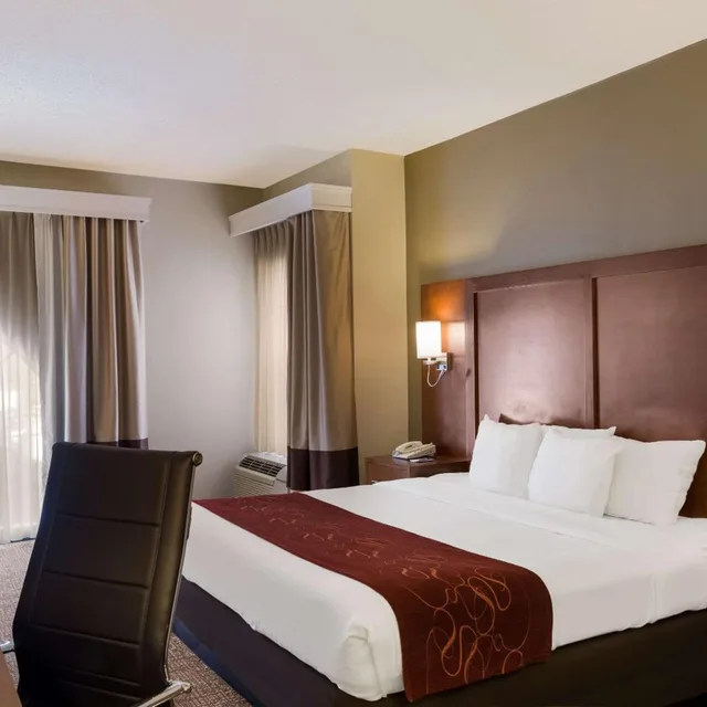 غرفة بسرير كينج، Comfort Suites Near University 1/5