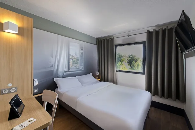 Room, Double Bed, Accessible, B&B HOTEL Pau Zenith 2/4