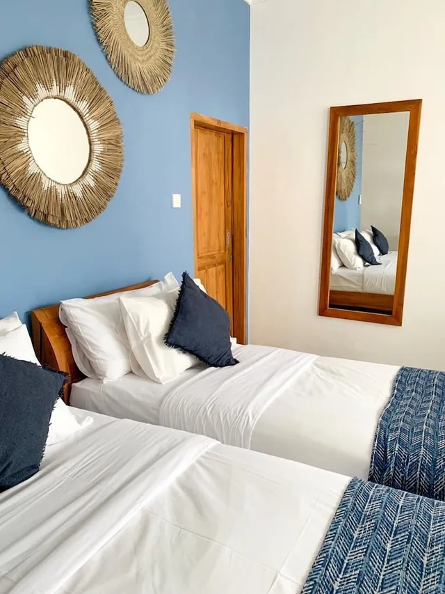 غرفة ثلاثية بسرير كينج وسرير فردي بإطلالة جزئية على البحر، Pesona Beach Resort Spa 2/8