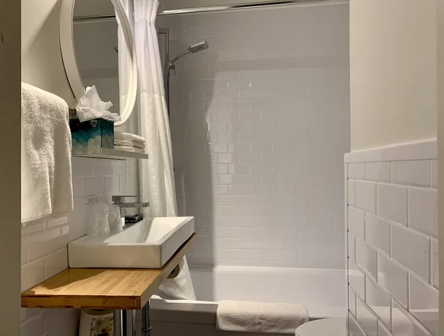 غرفة قياسية بسرير كوين وسرير مزدوج، Hotel Nomad Vieux Quebec 4/4