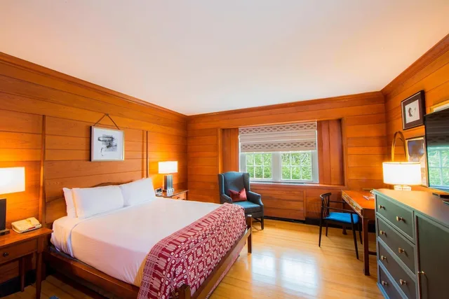 غرفة قياسية بسرير كوين، Williamsburg Lodge 1/5